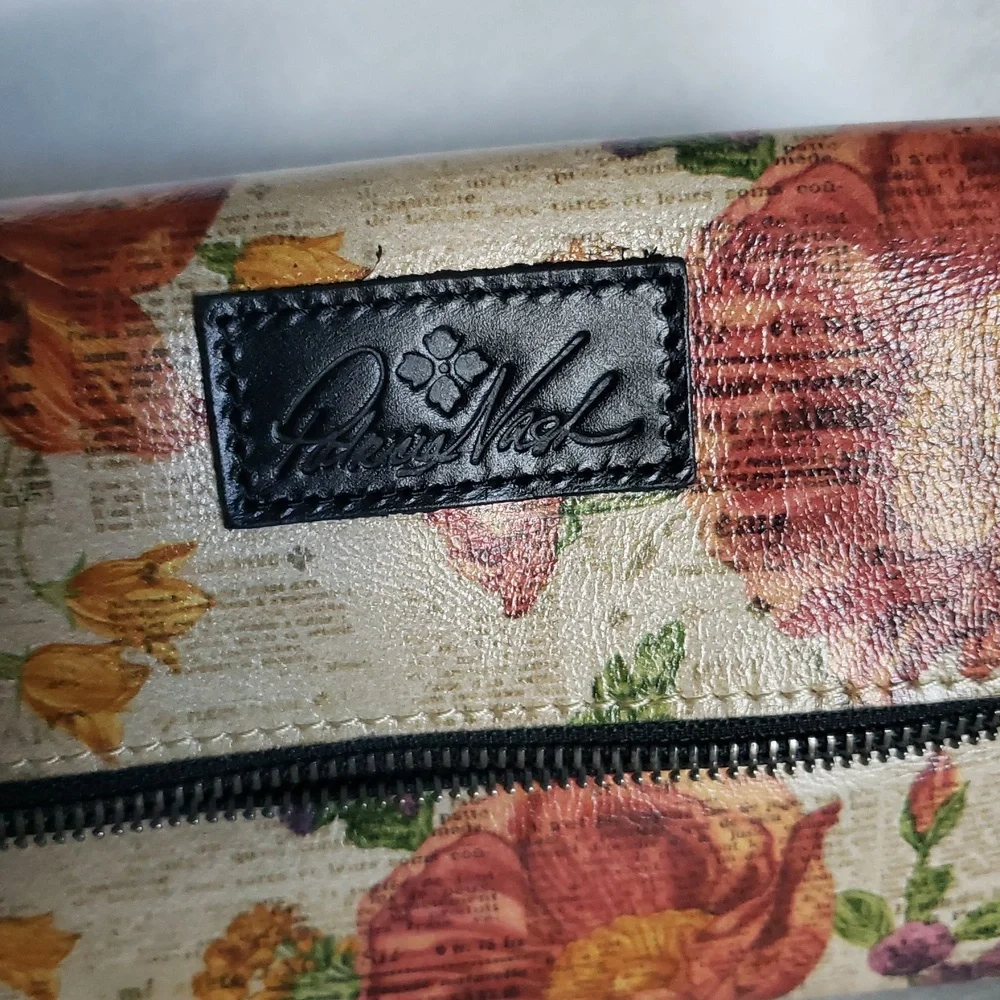 Patricia Nash Foldover Floral Leather Wristlet NWT.‎